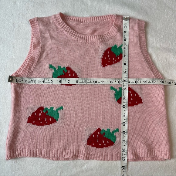 Vintage Pink Strawberry Knit Cropped Sweater Vest, size Small - Picture 10 of 16
